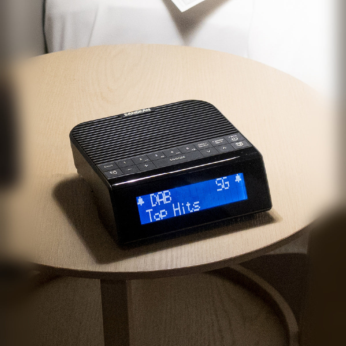 Sangean DCR-90BT DAB+ Radiowecker, Black, Lifestyle auf rundem Tisch