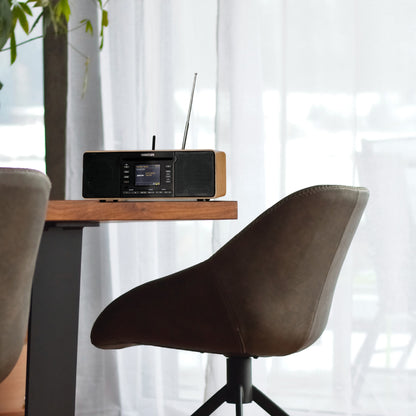 Sangean DDR-66BT Internetradio mit CD, Walnut, Lifestyle auf Holztisch am Fenster