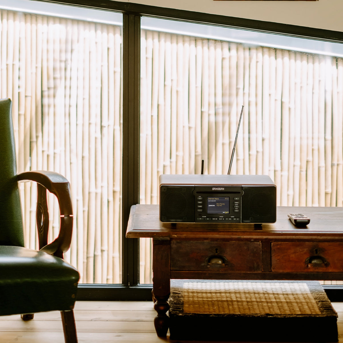 Sangean DDR-66BT Internetradio mit CD, Walnut, Lifestyle auf Holztisch im Wohnraum