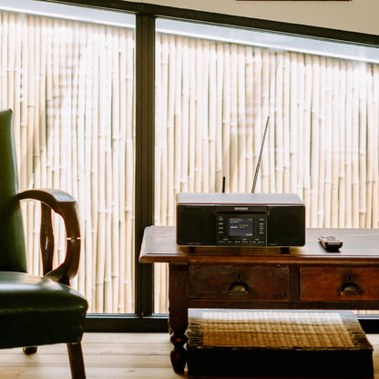 Sangean DDR-66BT Internetradio mit CD, Walnut, Lifestyle auf Holztisch im Wohnraum