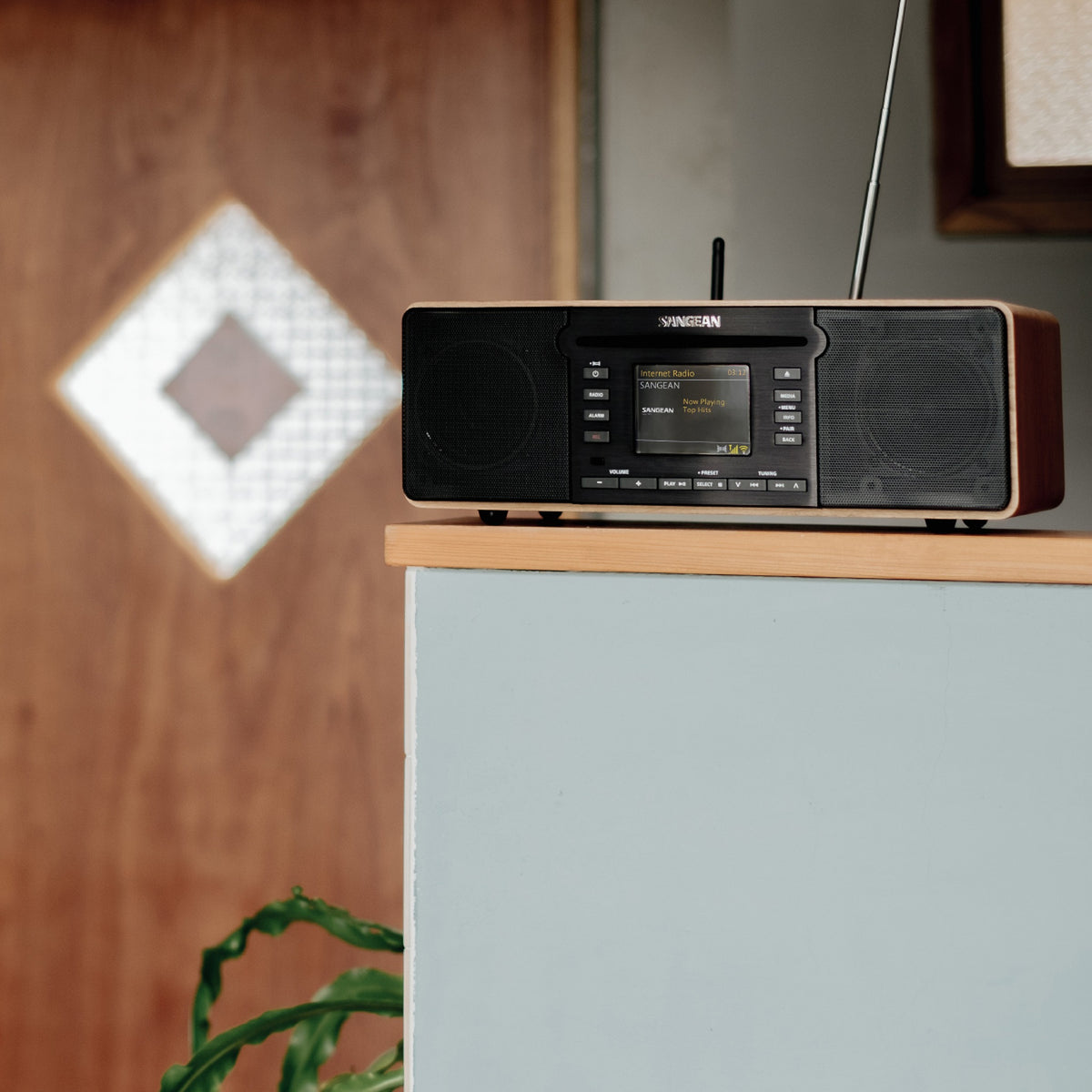 Sangean DDR-66BT Internetradio mit CD, Walnut, Lifestyle auf Sideboard