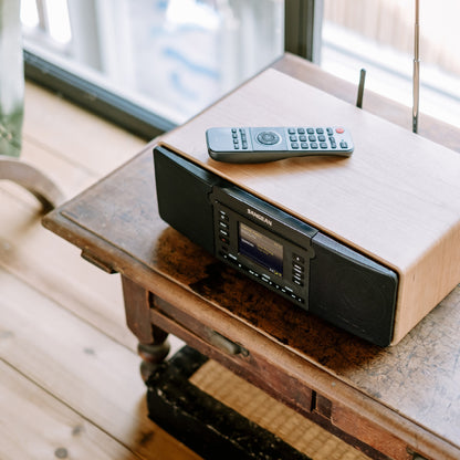 Sangean DDR-66BT Internetradio mit CD, Walnut, Lifestyle mit Fernbedienung auf Holztisch