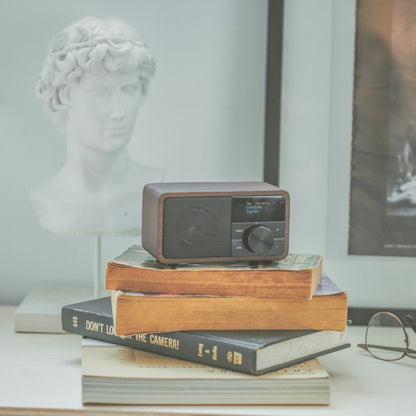 Sangean DDR-7 DAB+ Holzradio Lifestyle auf dem Sideboard in Dark Wood