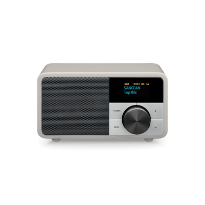 Sangean DDR-7 DAB+ Holzradio Frontansicht mit OLED-Display und Drehregler in Glacier Silver