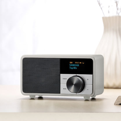 Sangean DDR-7 DAB+ Holzradio Lifestyle auf dem Sideboard in Glacier Silver