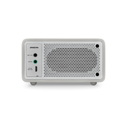 Sangean DDR-7 DAB+ Holzradio Rückansicht mit Anschlüssen und Lautsprechergitter in Glacier Silver
