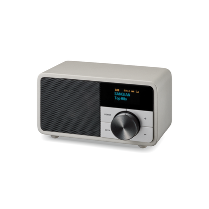 Sangean DDR-7 DAB+ Holzradio Schrägansicht mit Lautsprechergitter und Drehregler in Glacier Silver