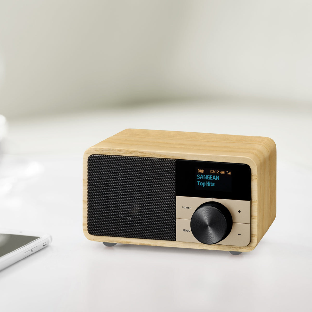 Sangean DDR-7 DAB+ Holzradio Lifestyle auf dem Sideboard in Natural Wood