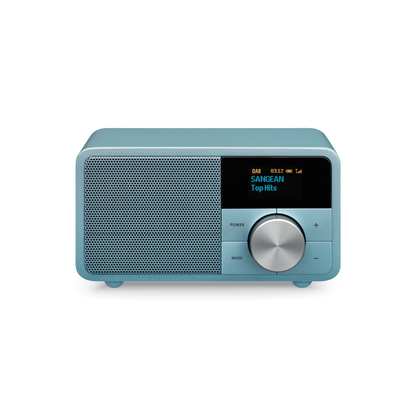 Sangean DDR-7 DAB+ Holzradio Frontansicht mit OLED-Display und Drehregler in Norse Blue