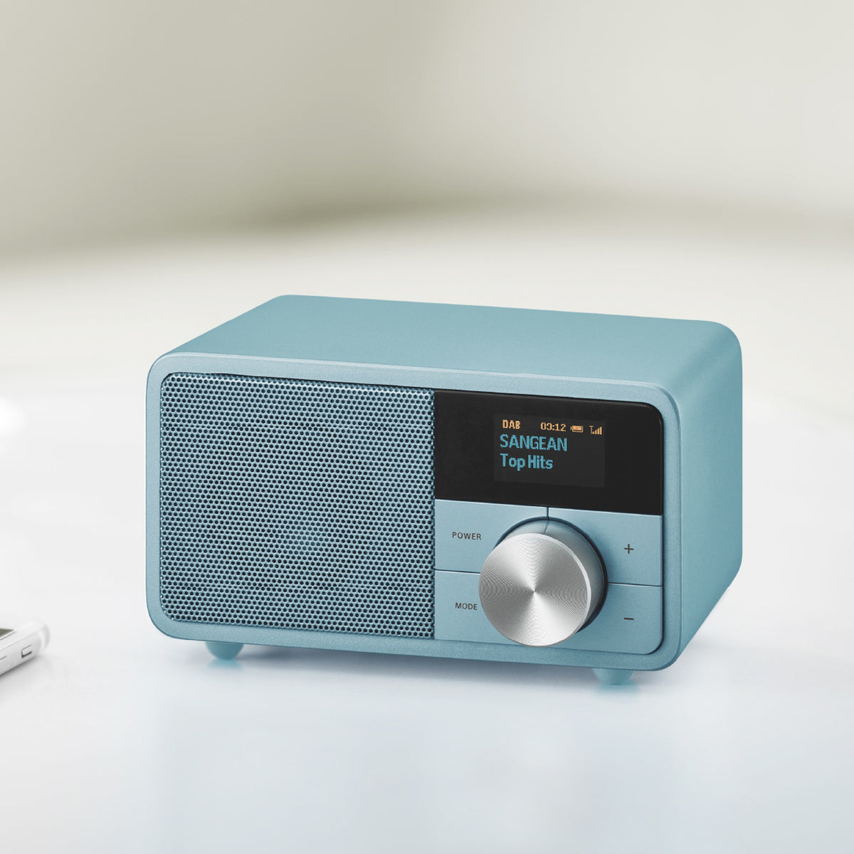 Sangean DDR-7 DAB+ Holzradio Lifestyle auf dem Sideboard in Norse Blue