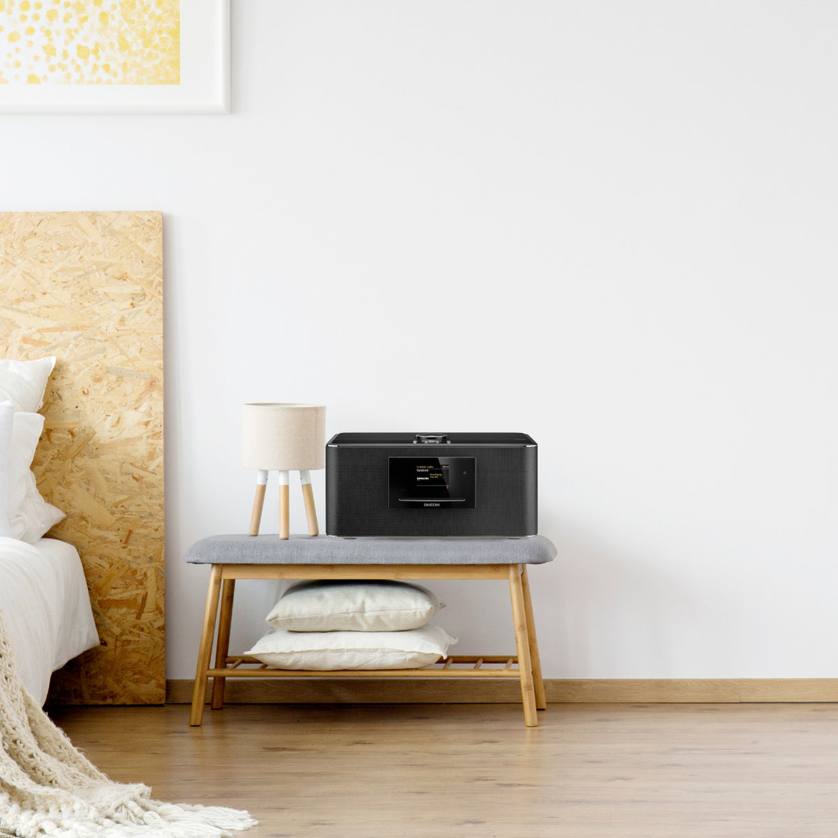 Sangean DDR-75BT Internetradio mit CD & DAB+, Lifestyle im Schlafzimmer auf Hocker