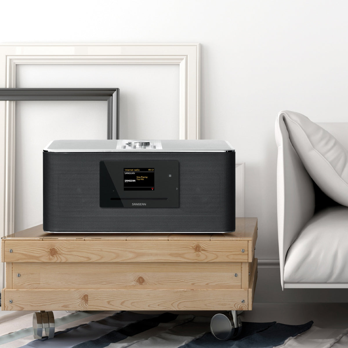 Sangean DDR-75BT Internetradio mit CD & DAB+, Lifestyle auf Holzkiste neben Sofa