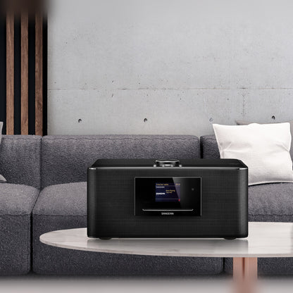 Sangean DDR-75BT Internetradio mit CD & DAB+, Lifestyle auf Wohnzimmertisch vor Sofa