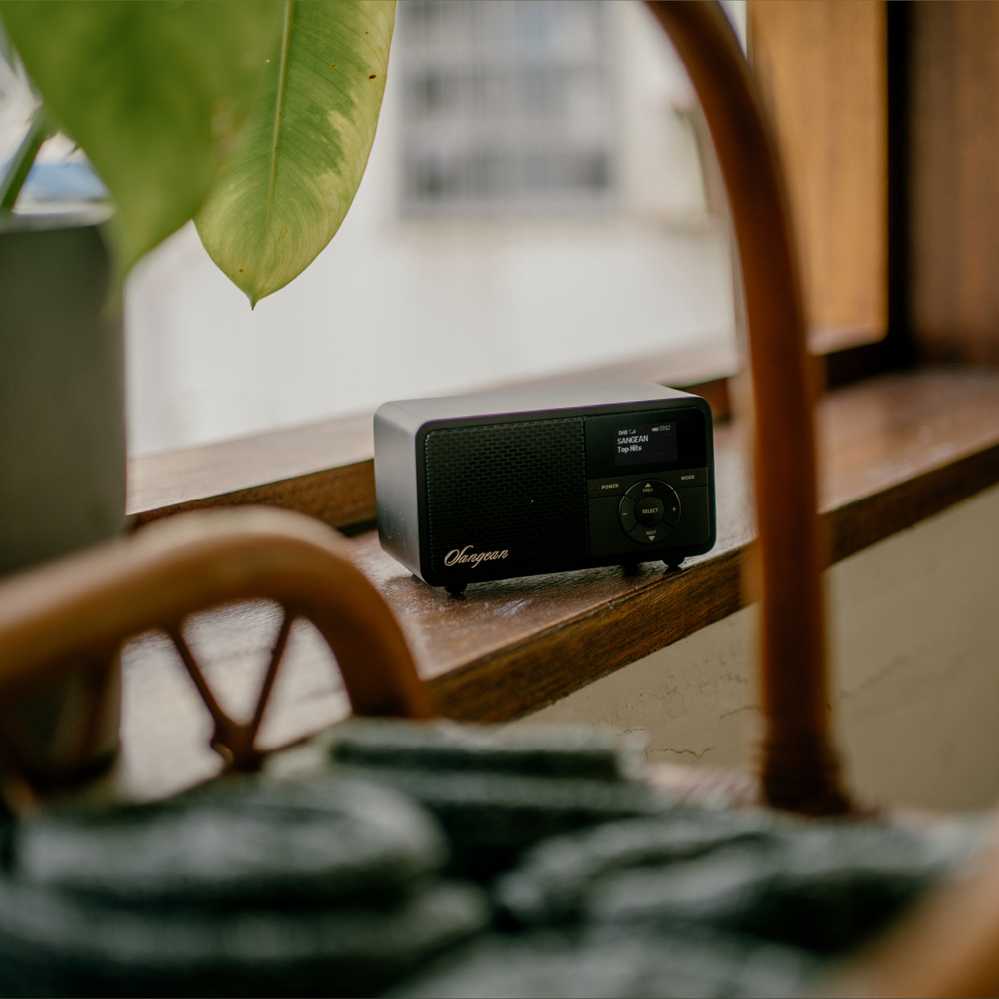 Sangean DDR-7X DAB+ Holzradio mit Akku Lifestyle auf Holzbank am Fenster in Black