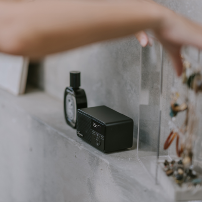 Sangean DDR-7X DAB+ Holzradio mit Akku Lifestyle auf Betonablage neben Vintage-Uhr in Black