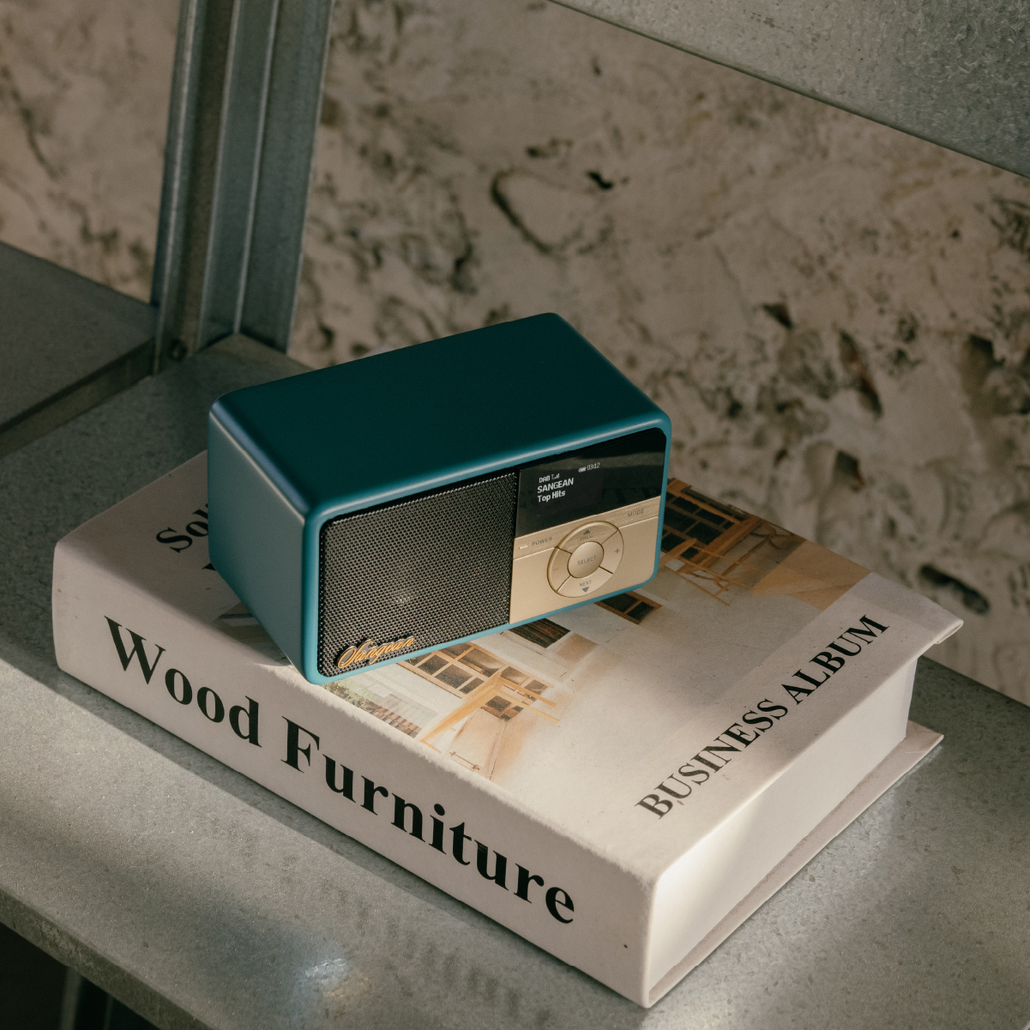 Sangean DDR-7X DAB+ Holzradio mit Akku Lifestyle auf Bildband liegend in Green