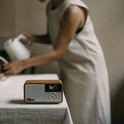 Sangean DDR-7X DAB+ Holzradio mit Akku Lifestyle auf Tisch neben Wasserkanne in Light Wood