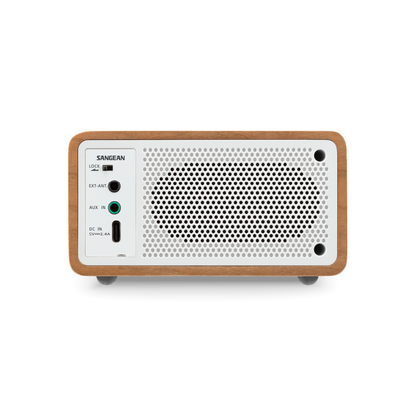 Sangean DDR-7X DAB+ Holzradio mit Akku Rückansicht mit EXT-ANT-Buchse, AUX-Eingang und USB-C-Stromanschluss in Light Wood