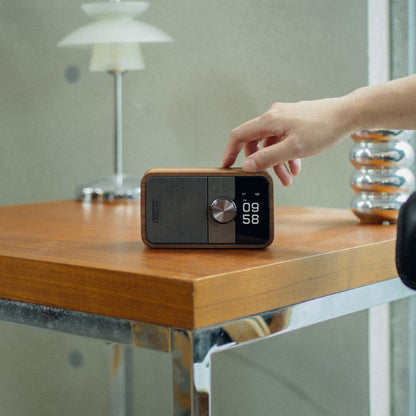 Sangean DDR-8 DAB+ Holzradio Lifestyle, in der Hand gehalten in Vintage Walnut