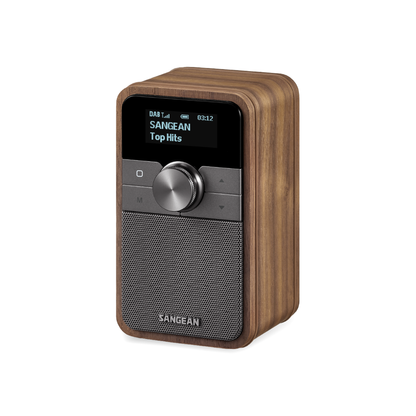Sangean DDR-8 DAB+ Holzradio Schrägansicht im Hochformat mit Lautsprecherbespannung in Vintage Walnut