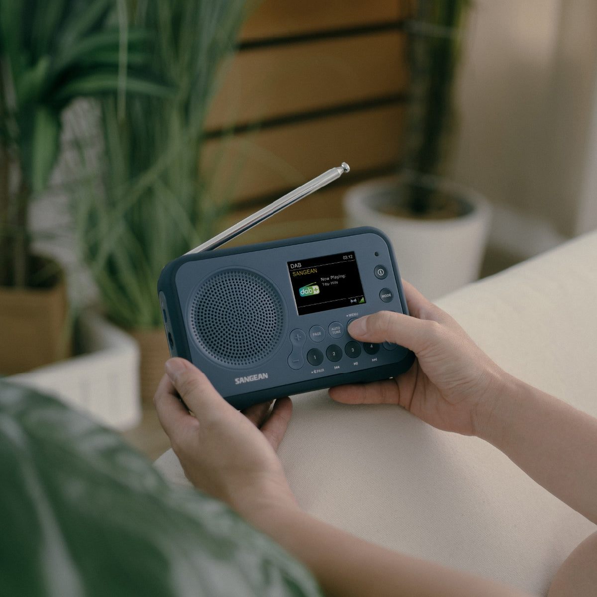 Sangean DPR-76BT DAB+ Radio Lifestyle im Wohnraum in Dark Blue