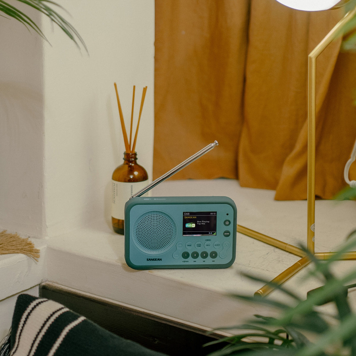 Sangean DPR-76BT DAB+ Radio Lifestyle im Wohnraum in Light Blue