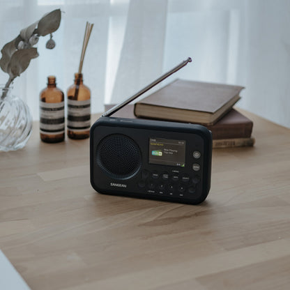 Sangean DPR-76BT DAB+ Radio Lifestyle im Wohnraum in Metal Grey