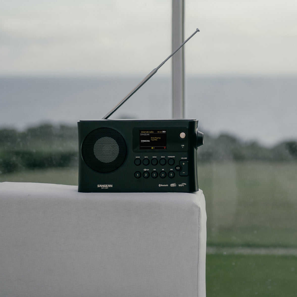 Sangean WFR-28BT Portables Internetradio, Black, Lifestyle auf Mauer am Meer