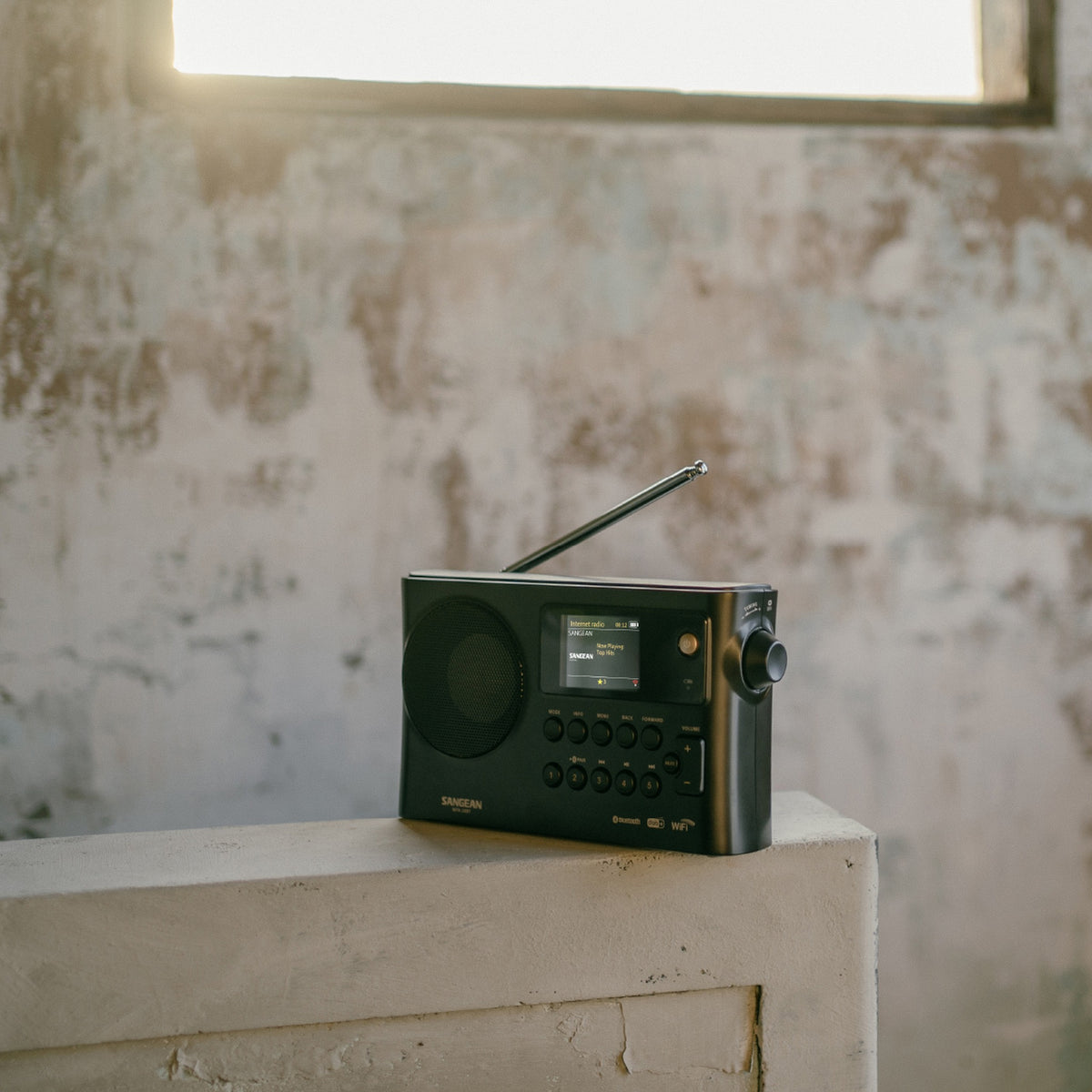 Sangean WFR-28BT Portables Internetradio, Black, Lifestyle am Fenster auf Mauer
