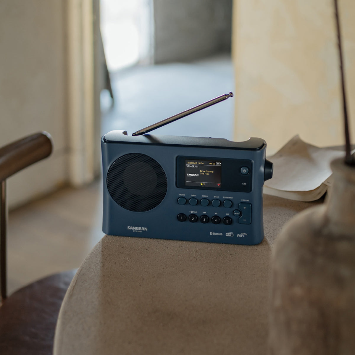 Sangean WFR-28BT Portables Internetradio, Dark Blue, Lifestyle auf Tisch im Wohnraum