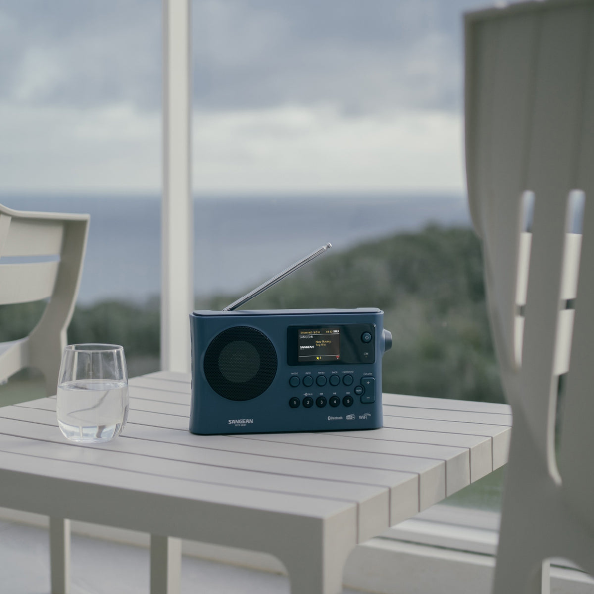 Sangean WFR-28BT Portables Internetradio, Dark Blue, Lifestyle auf Terrassentisch