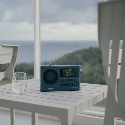 Sangean WFR-28BT Portables Internetradio, Dark Blue, Lifestyle auf Terrassentisch