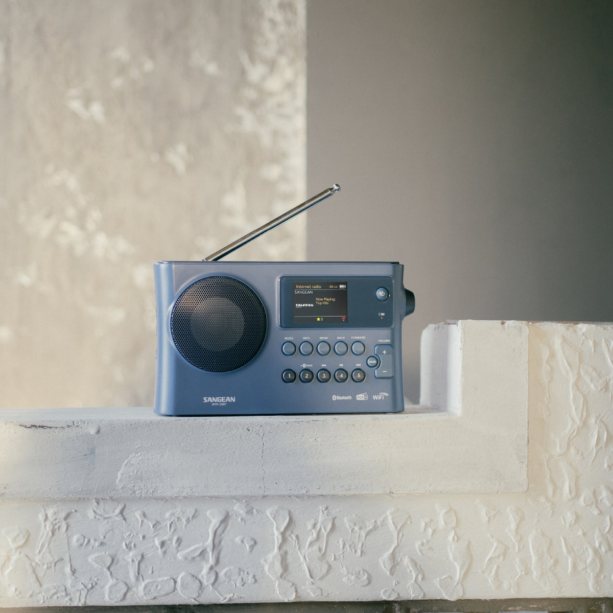 Sangean WFR-28BT Portables Internetradio, Dark Blue, Lifestyle auf Mauer