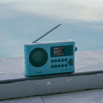 Sangean WFR-28BT Portables Internetradio, Light Blue, Lifestyle am Poolrand