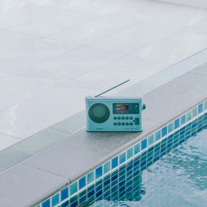 Sangean WFR-28BT Portables Internetradio, Light Blue, Lifestyle am Pool auf Fliesen