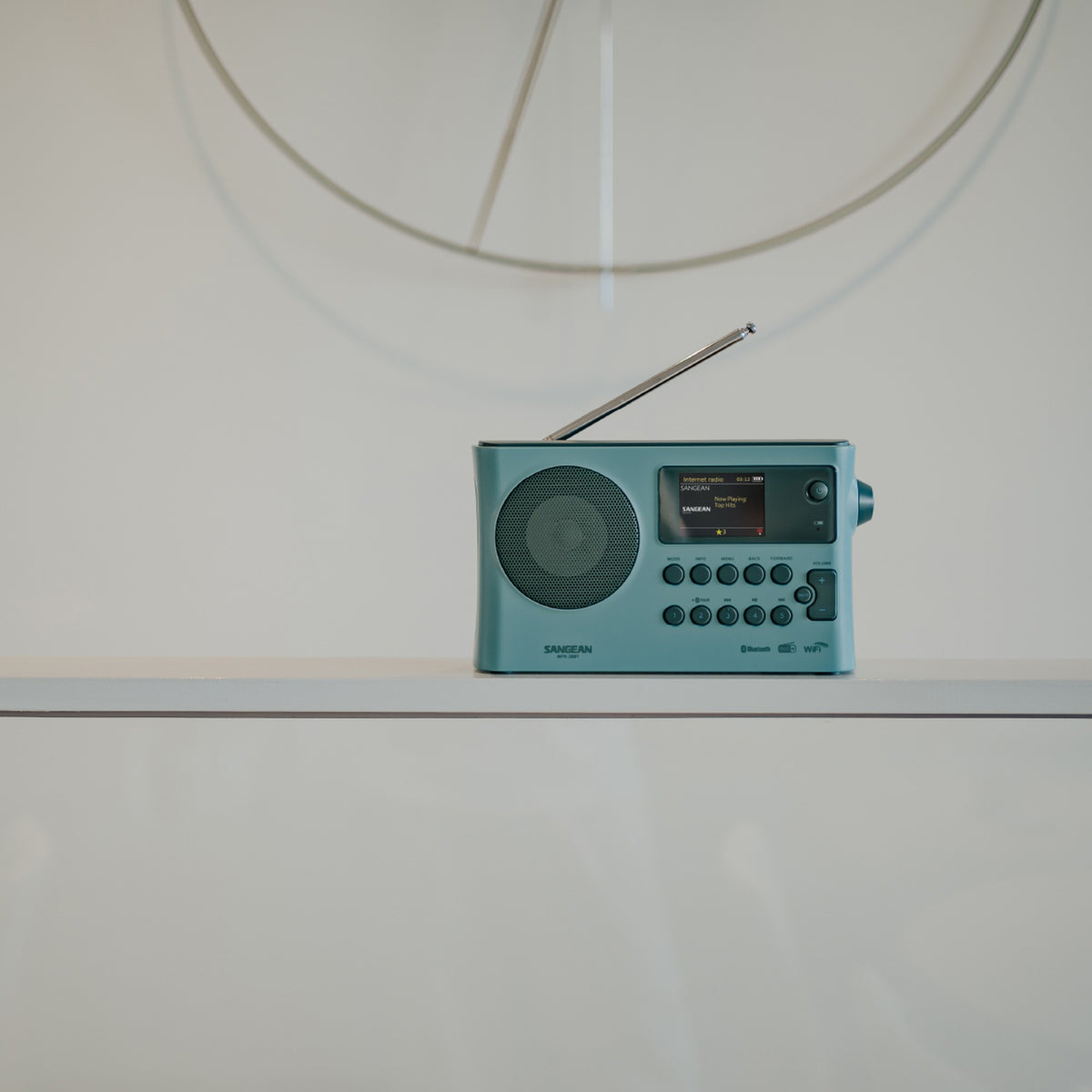 Sangean WFR-28BT Portables Internetradio, Light Blue, Lifestyle auf heller Ablage