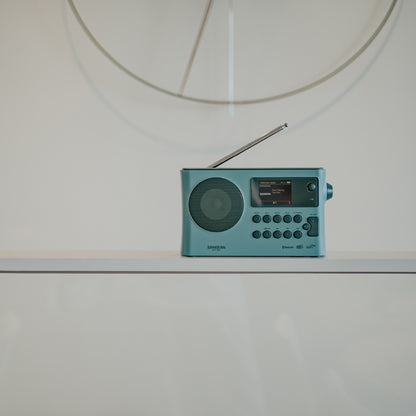 Sangean WFR-28BT Portables Internetradio, Light Blue, Lifestyle auf heller Ablage