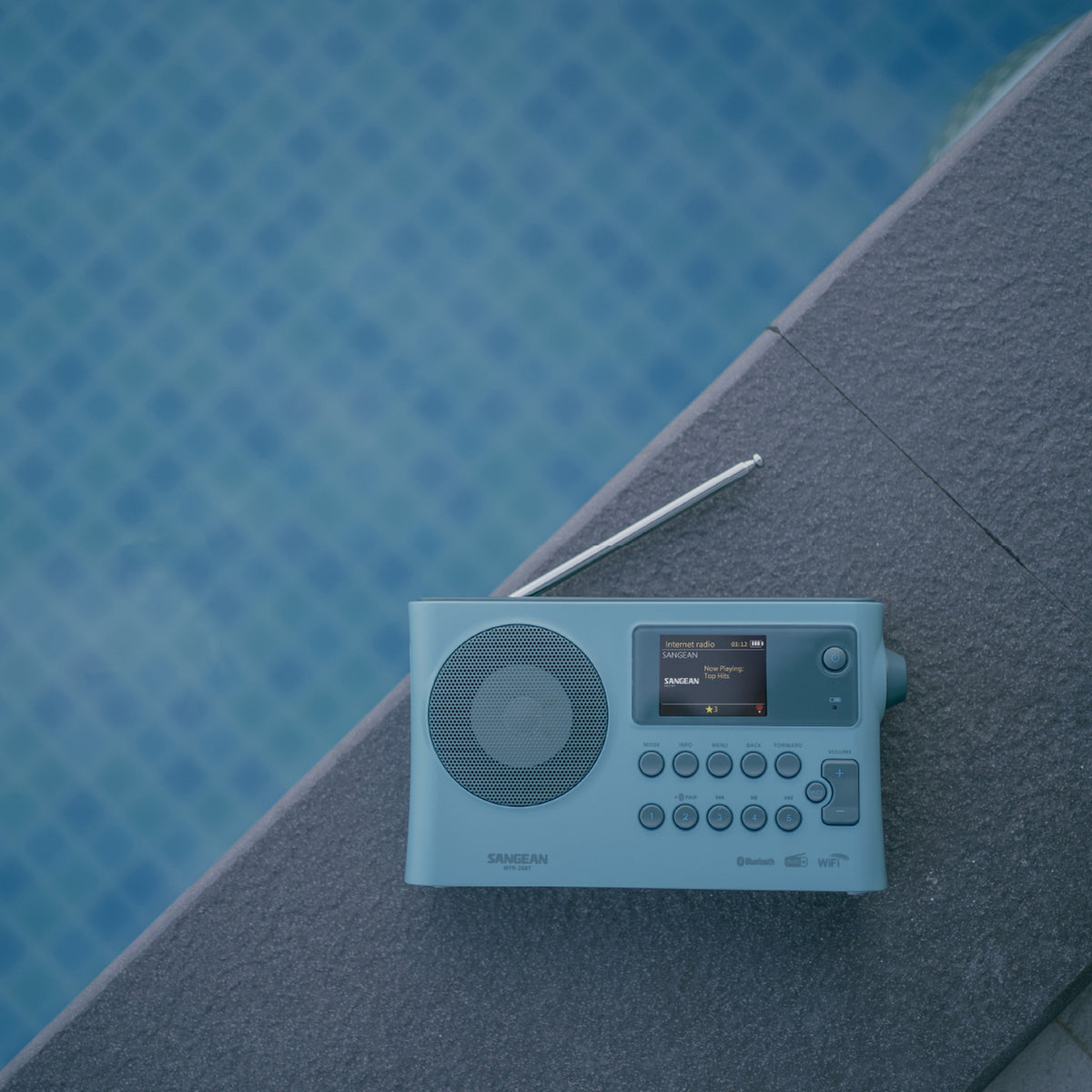 Sangean WFR-28BT Portables Internetradio, Light Blue, Lifestyle auf Poolumrandung