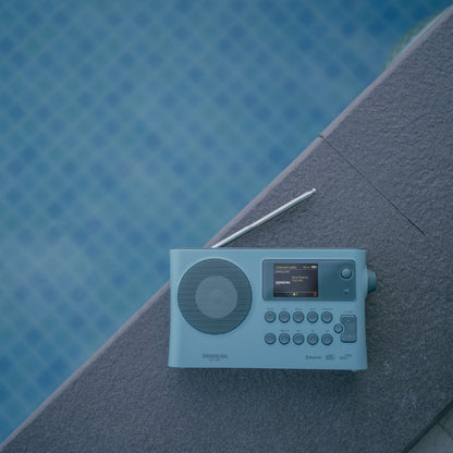 Sangean WFR-28BT Portables Internetradio, Light Blue, Lifestyle auf Poolumrandung