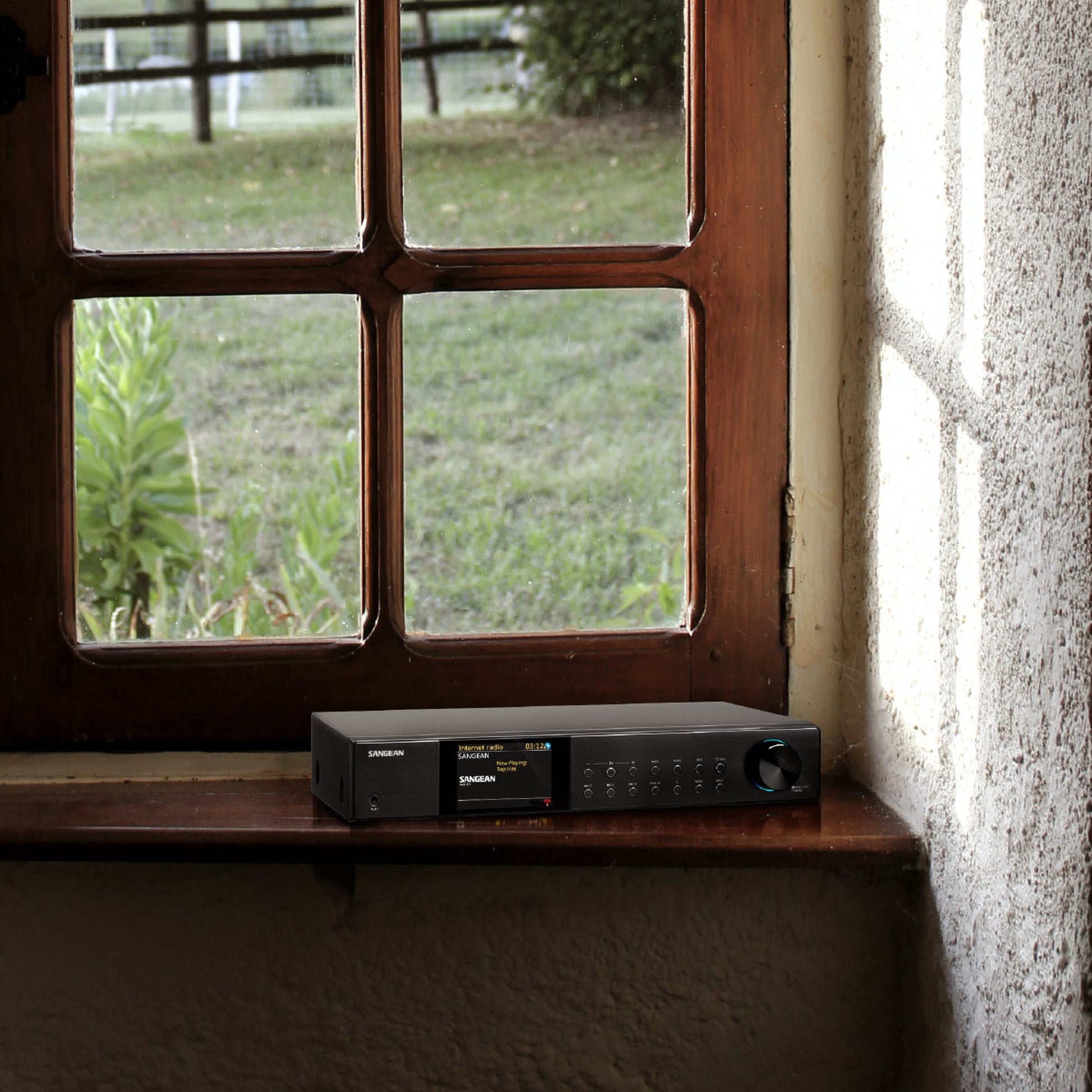 Sangean WFT-4 Internetradio & DAB+ Receiver Lifestyle auf Fensterbank eines alten Steinfensters