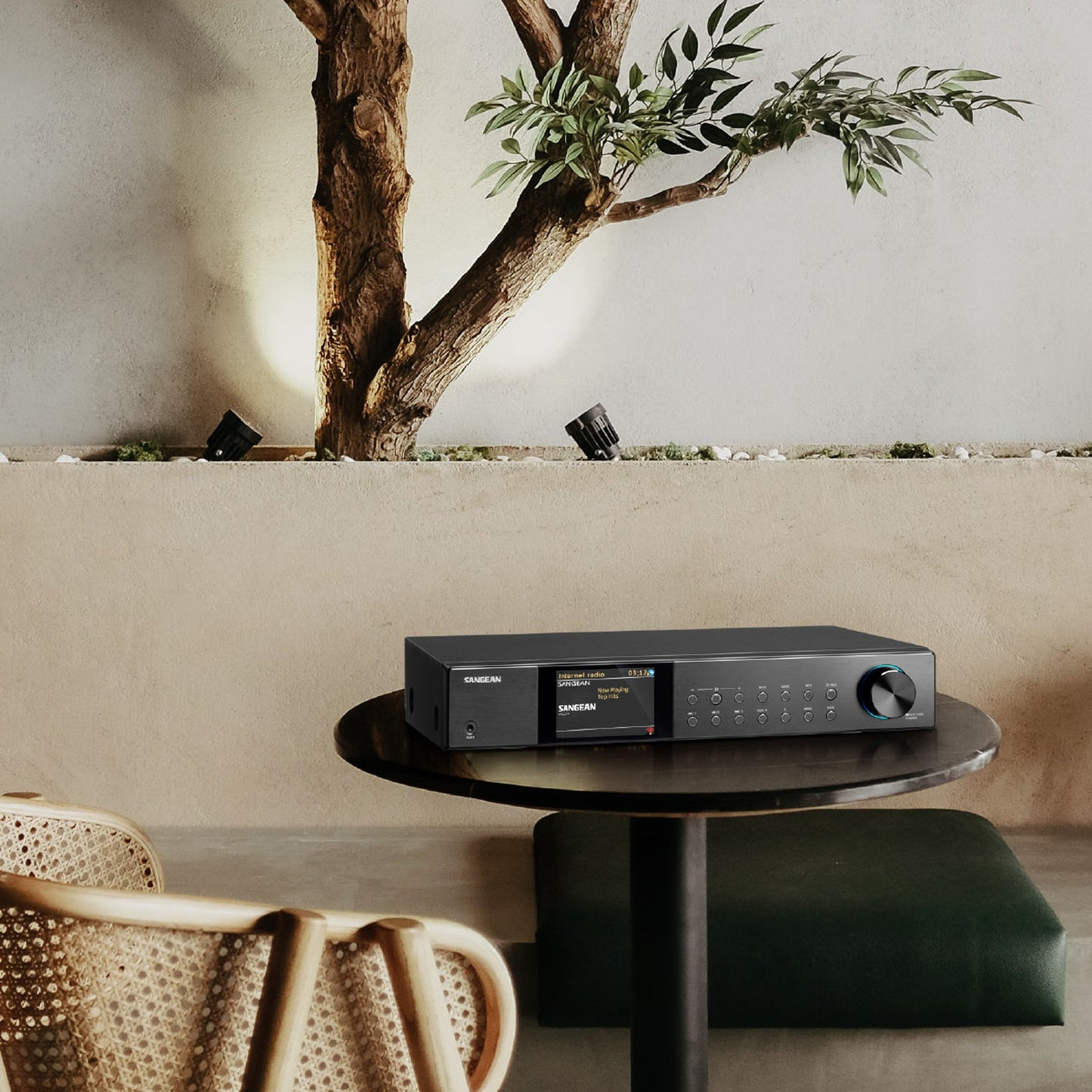 Sangean WFT-4 Internetradio & DAB+ Receiver Lifestyle auf rundem Beistelltisch neben Olivenbaum