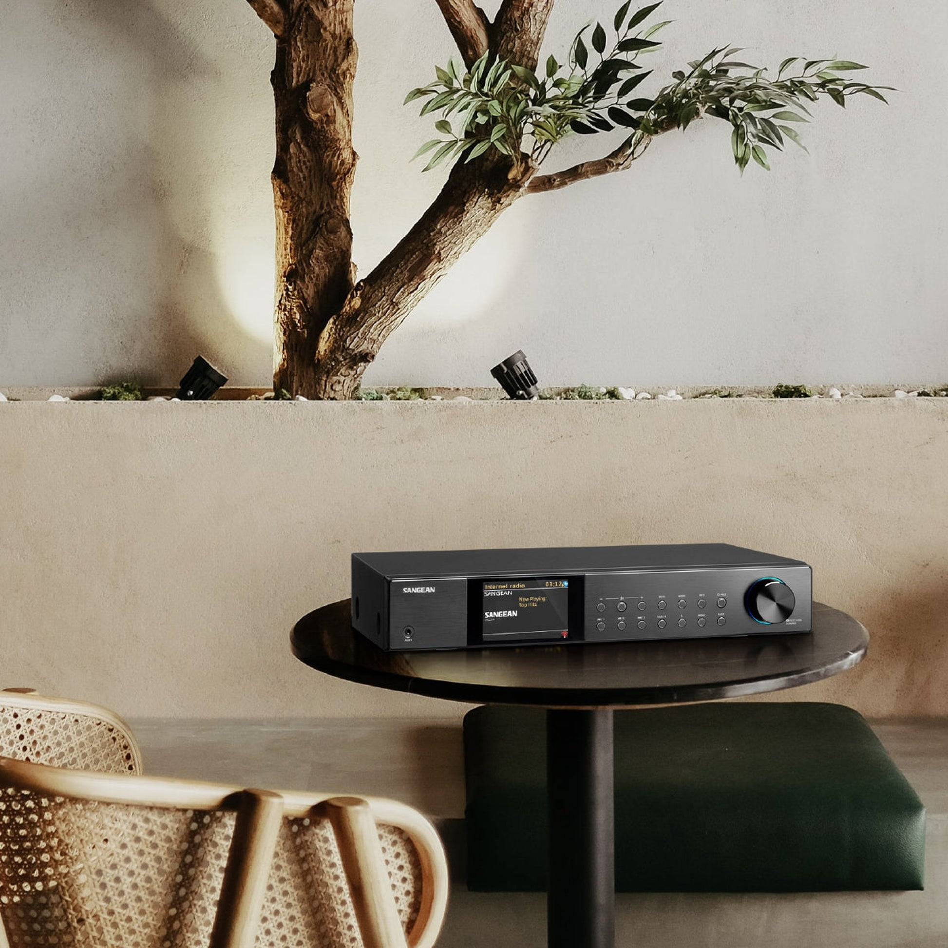Sangean WFT-4 Internetradio & DAB+ Receiver Lifestyle auf rundem Beistelltisch neben Olivenbaum