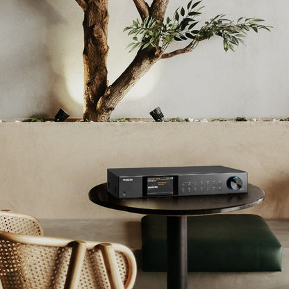Sangean WFT-4 Internetradio & DAB+ Receiver Lifestyle auf rundem Beistelltisch neben Olivenbaum