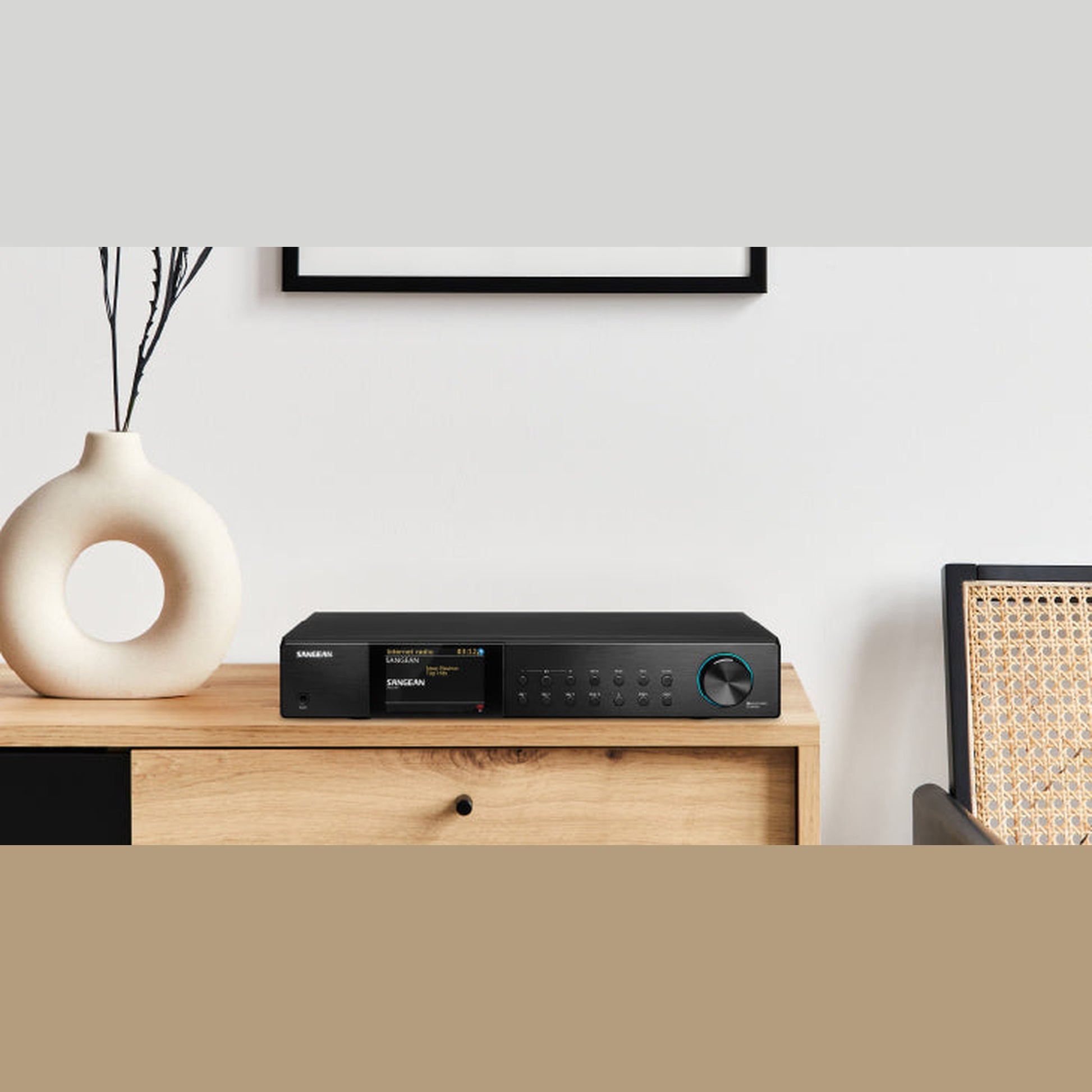 Sangean WFT-4 Internetradio & DAB+ Receiver Lifestyle auf Sideboard aus heller Eiche