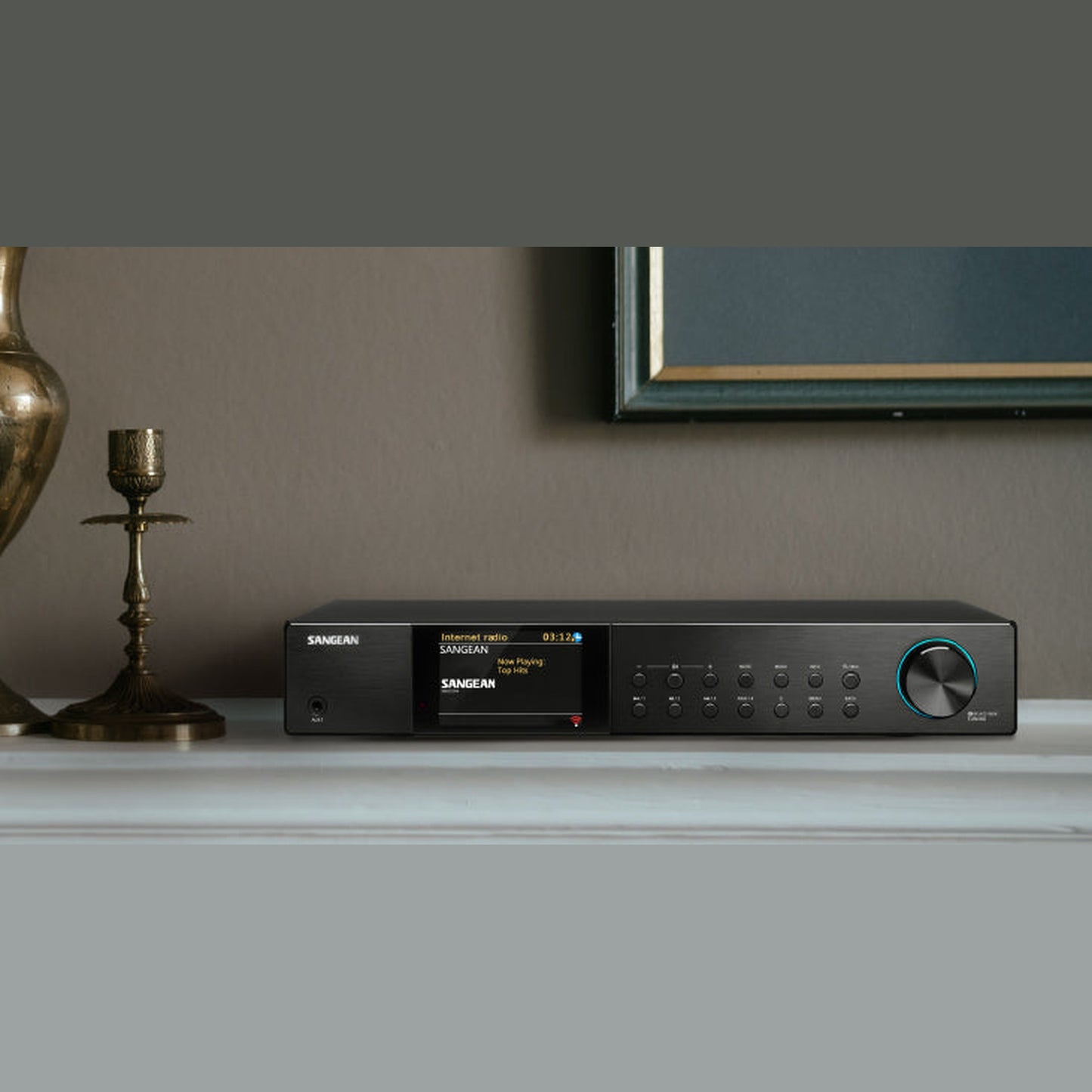 Sangean WFT-4 Internetradio & DAB+ Receiver Lifestyle auf Sims, Display im Bildausschnitt