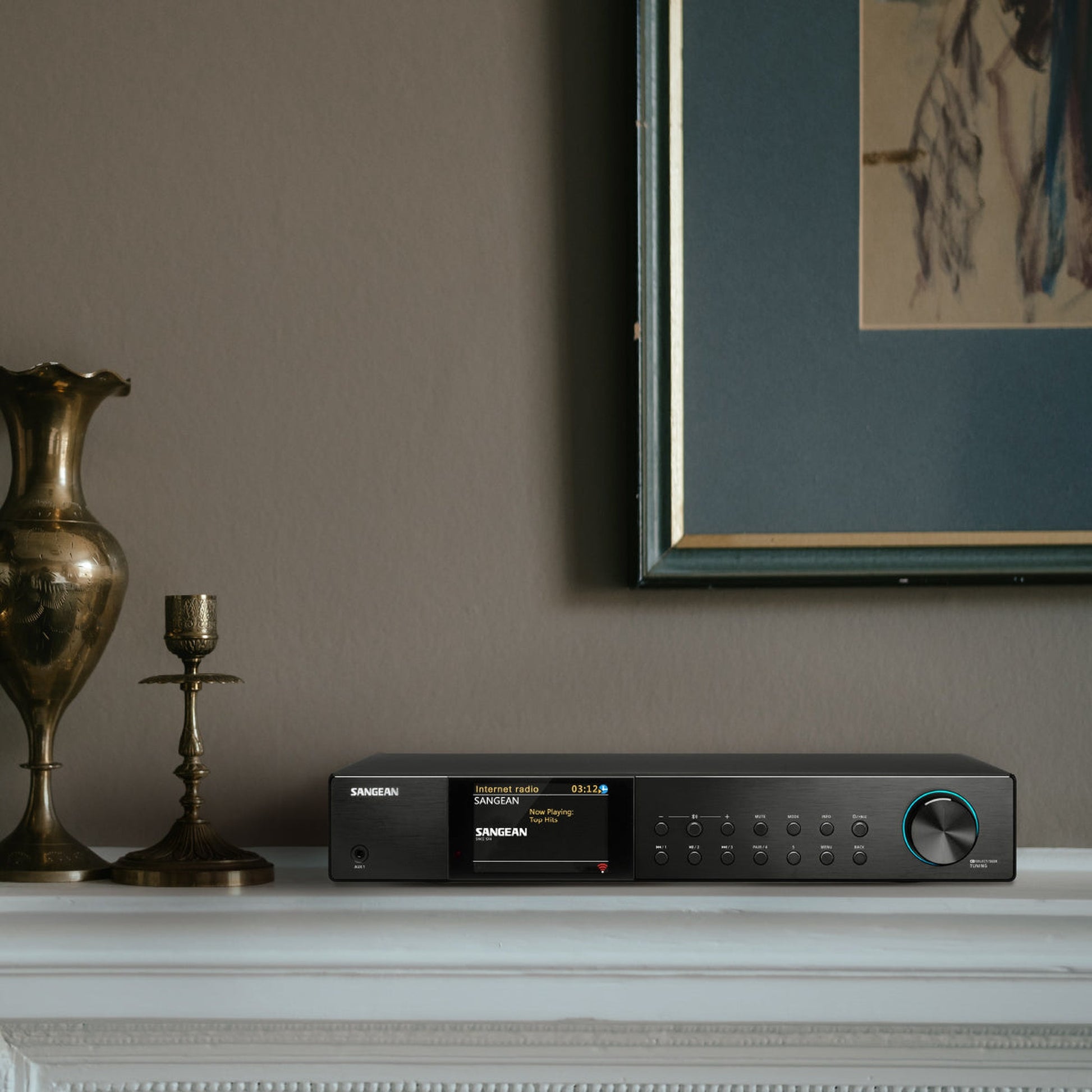 Sangean WFT-4 Internetradio & DAB+ Receiver Lifestyle auf Sims neben Messingvase und Kerzenleuchter