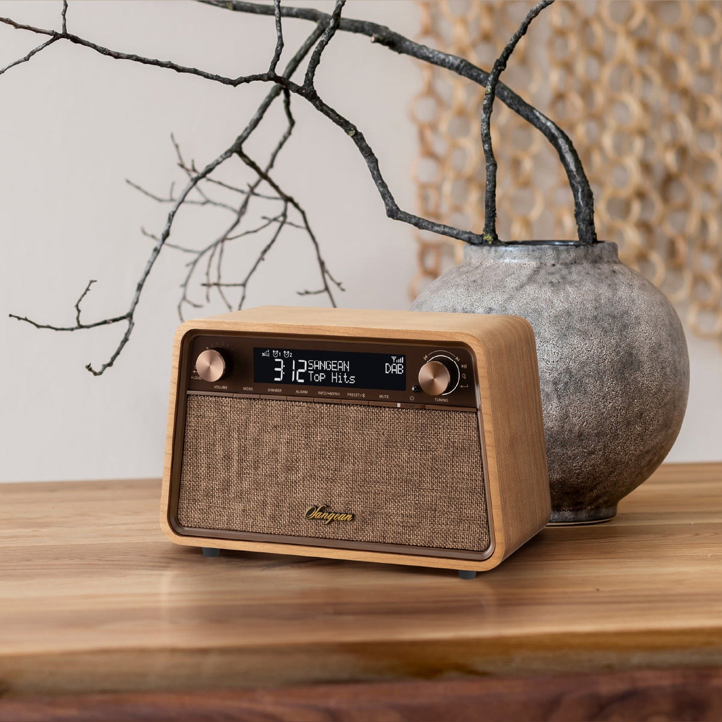 Sangean WR-201D DAB+ Tischradio Lifestyle auf Holztisch neben Steinvase in Natural Cherry