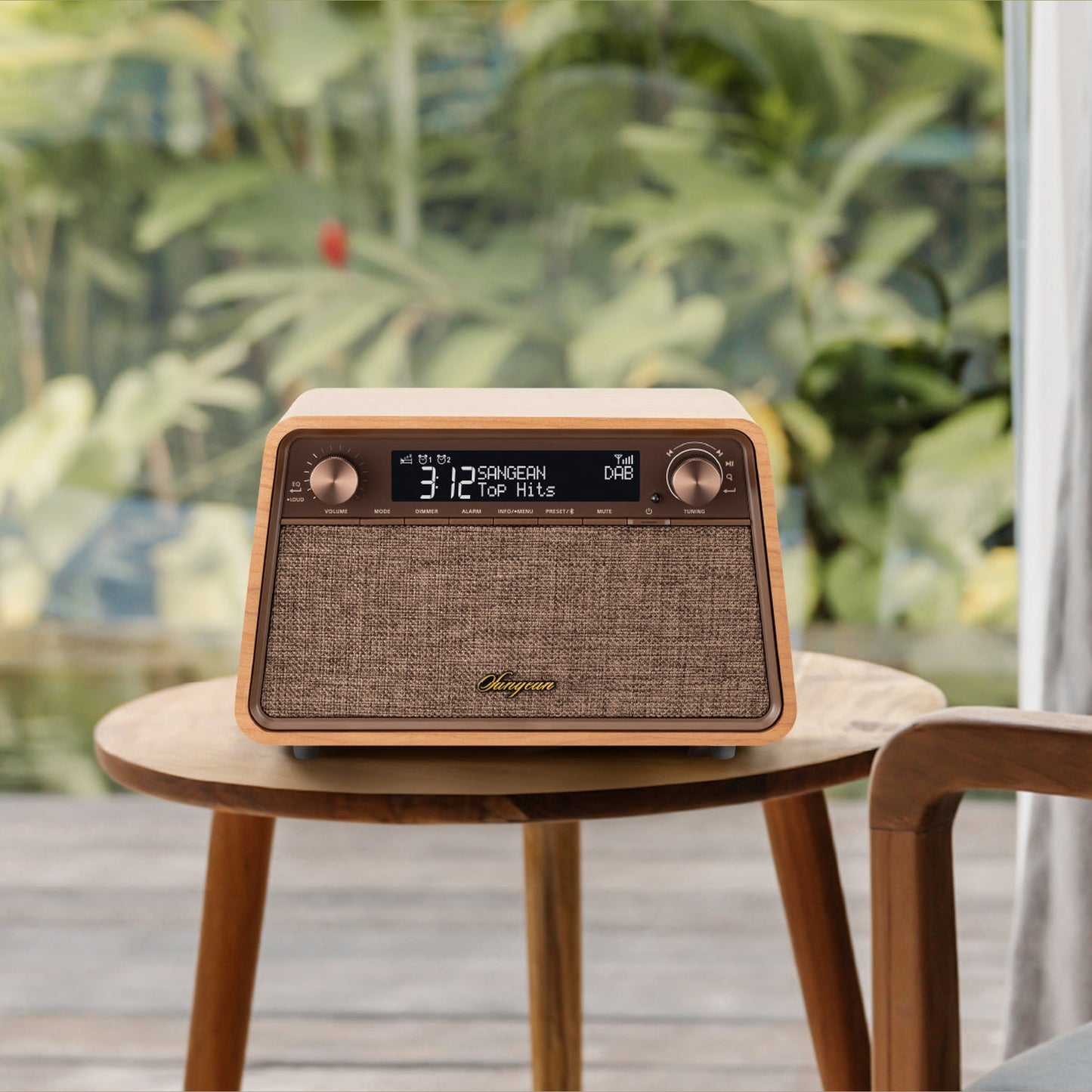 Sangean WR-201D DAB+ Tischradio Lifestyle auf Holztisch vor Grünpflanzen in Natural Cherry
