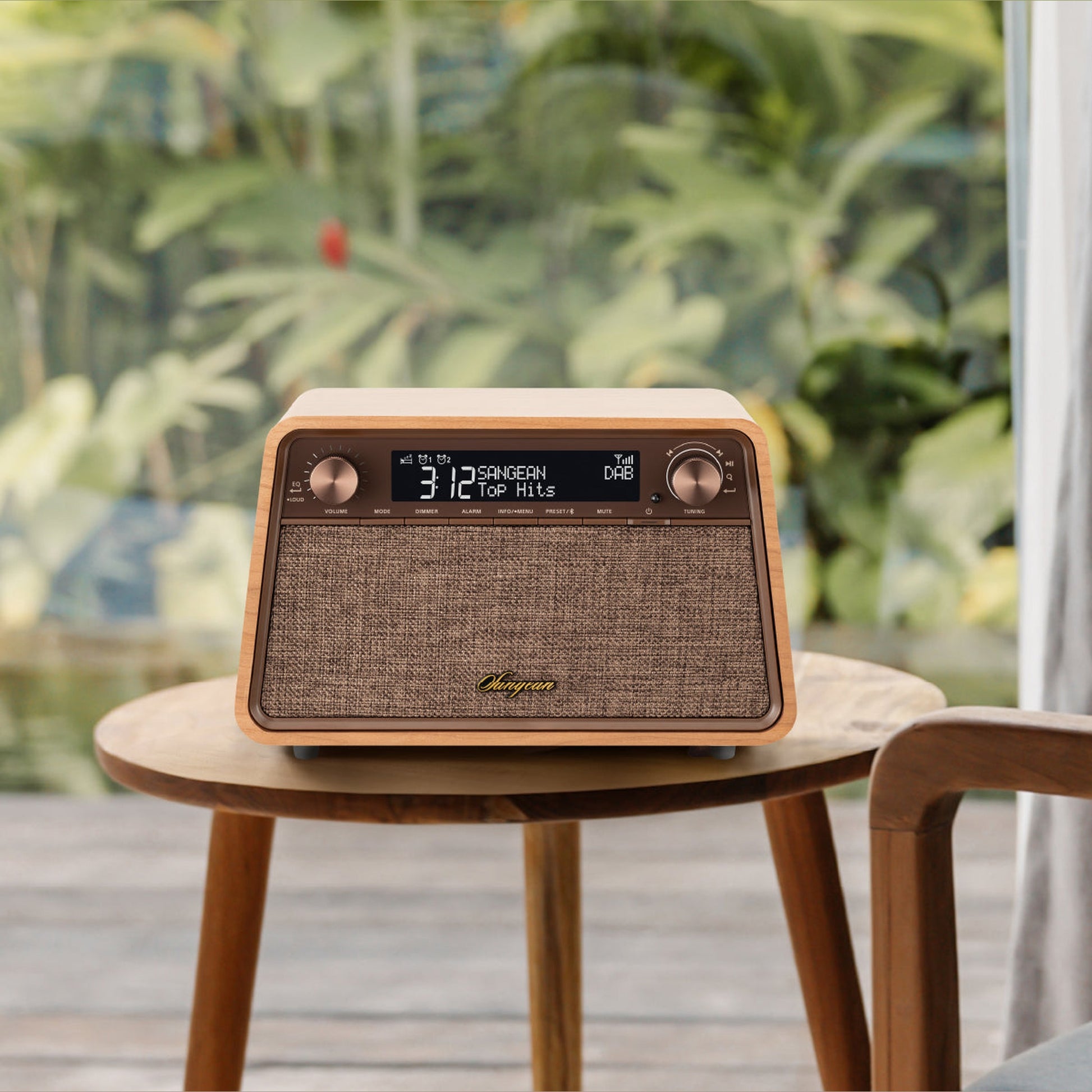 Sangean WR-201D DAB+ Tischradio Lifestyle auf Holztisch vor Grünpflanzen in Natural Cherry