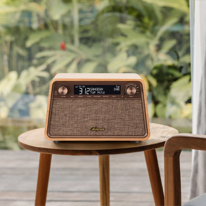 Sangean WR-201D DAB+ Tischradio Lifestyle auf Holztisch vor Grünpflanzen in Natural Cherry